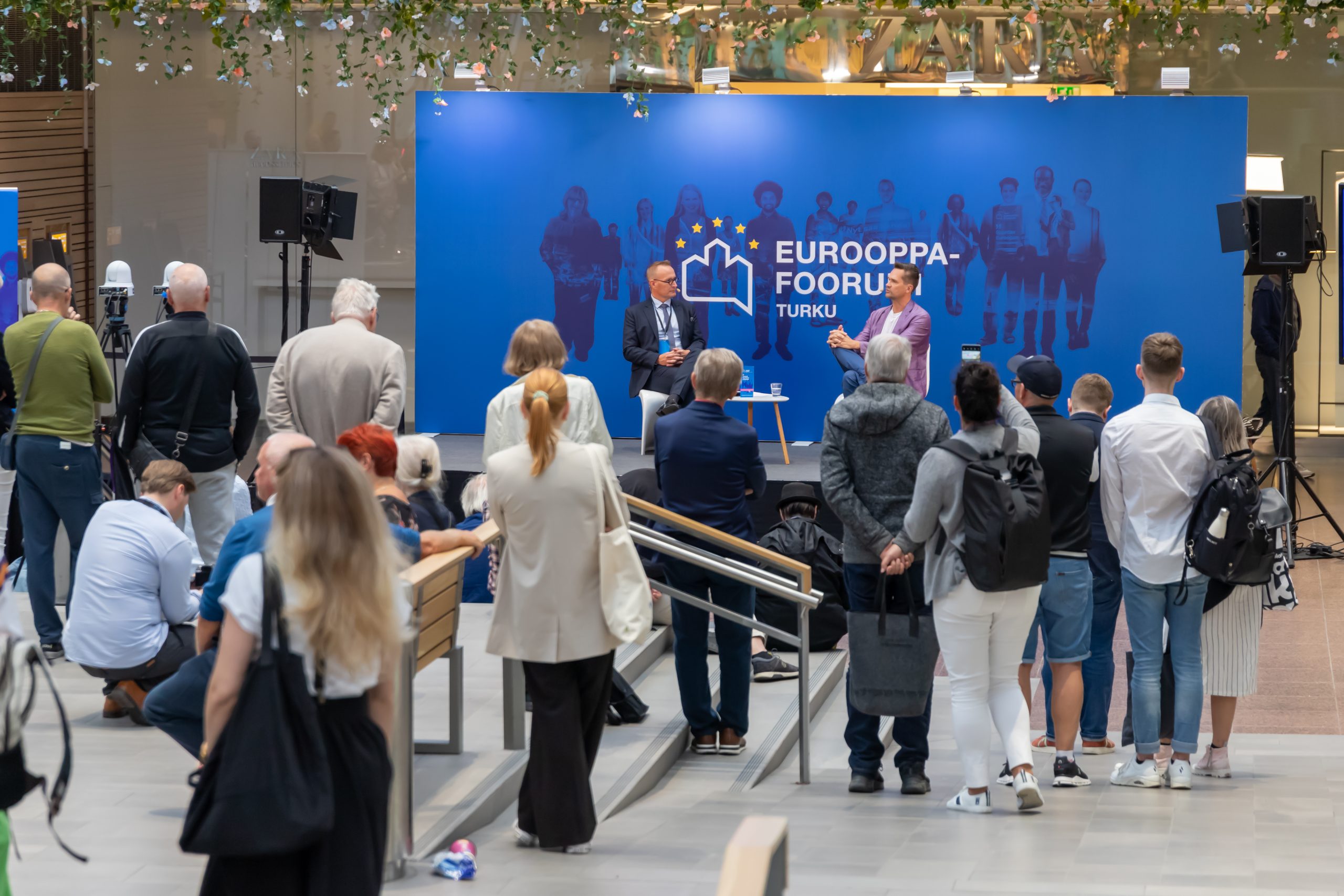 Eurooppa-foorumin Speakers' Corner Hansatorilla. Kuvassa yleisöä, jotka katsovat kohti lavaa. Lavalla istuvat ja puhuvat Markku Jokisipilä ja Mika Aaltola.