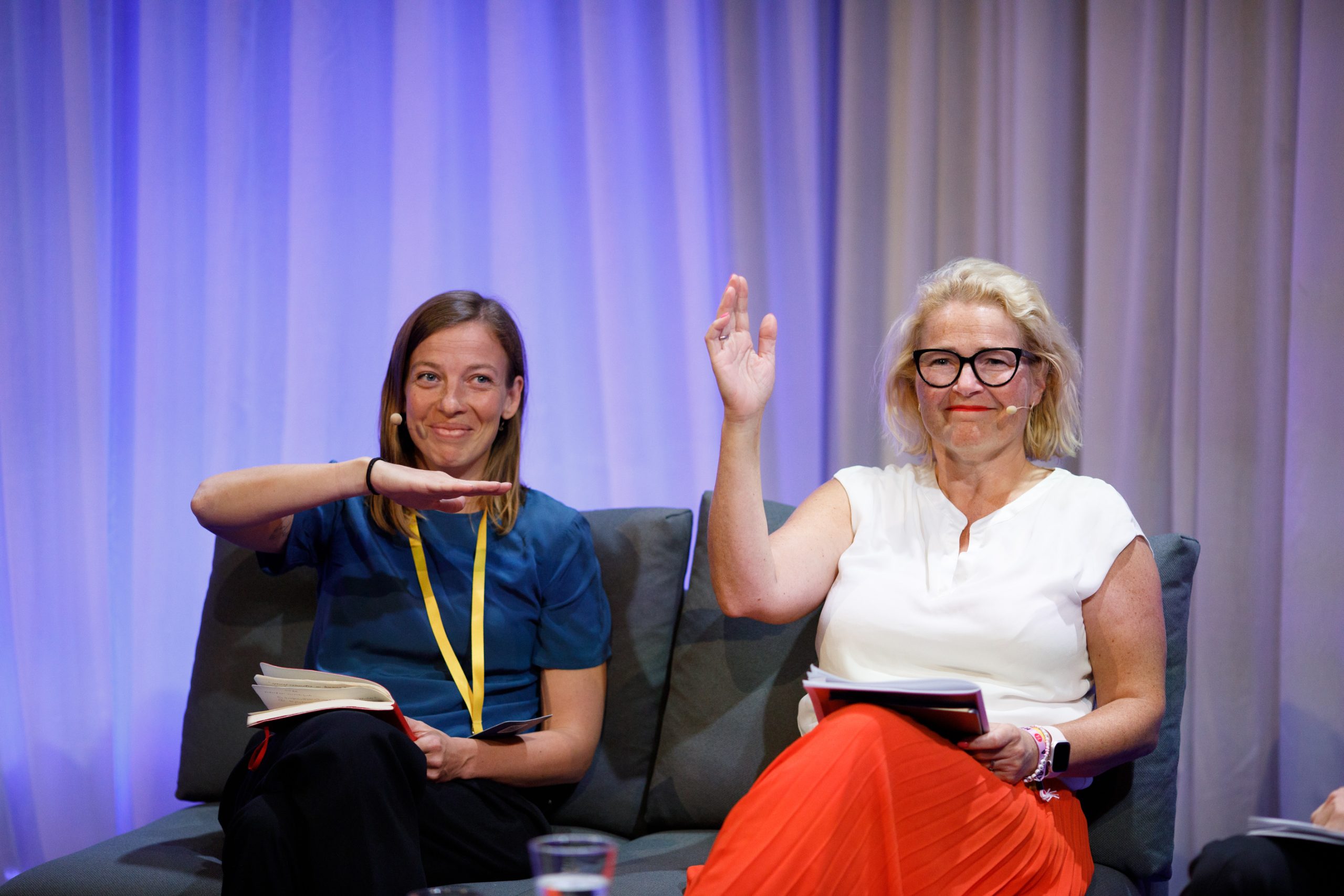 Li Andersson ja Miapetra Kumpula-Natri hymyilevät Eurooppa-foorumissa 2024.
